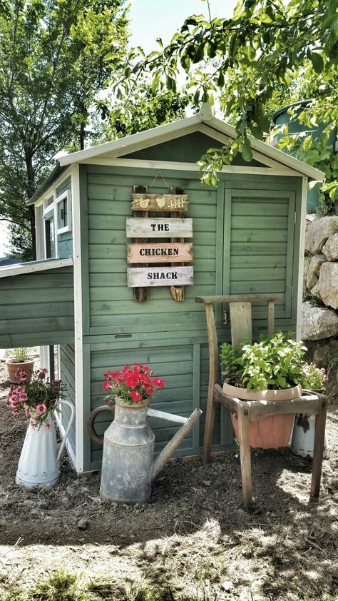 Chicken Pens, Coop Decor, Fancy Farm, Easy Chicken Coop, Chicken Coop Decor, Wood Wine Box, Chicken Coop Signs, Chicken Pen, Chicken Shack