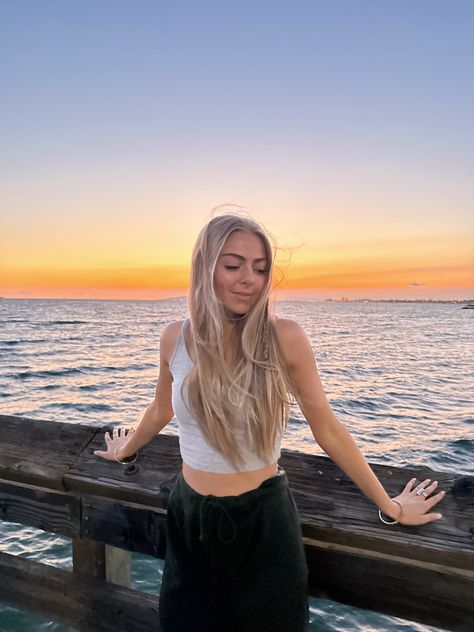 Pier Beach Pictures, Beach Pier Pictures, Pier Picture Ideas, Beach Pier Photoshoot, Pier Photoshoot Ideas, Lake Insta Pics, Candid Beach Pictures, Boardwalk Pictures, Pier Pictures