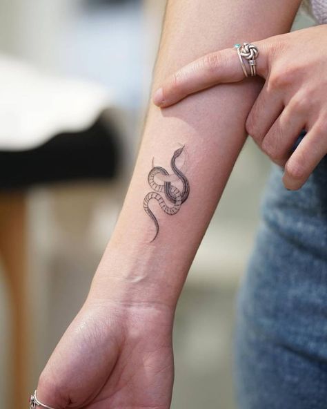 Flash Day Tattoo, A Snake Tattoo, Snake Tattoo Meaning, Small Snake Tattoo, Tattoo Snake, Snake Tattoos, Serpent Tattoo, Snake Tattoo Design, Elbow Tattoos