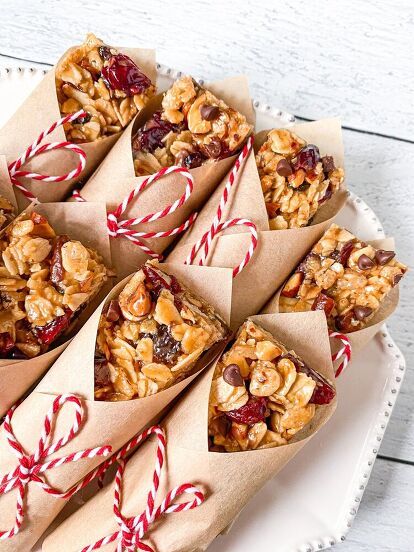 Trail Mix Granola Bars | Foodtalk Vegan Grab And Go, Granola Business, Quick And Easy Pasta Salad, Easy Pasta Salad Recipes, Granola Cookies, Chocolate Candy Recipes, Toffee Recipe, Healthy Bars, Homemade Granola Bars