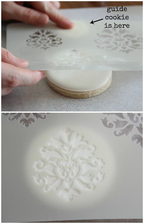 How to stencil on cookies - Sweet Sugarbelle - http://www.sweetsugarbelle.com/2012/10/pretty-stenciled-damask-cookies/ Royal Icing In Silicone Molds, Round Cookie Decorating, Fondant Cookies Ideas, Royal Icing Recipes, Stencil Cookies, Cookie Tips, Cookie Techniques, Cookies Royal Icing, Sweet Sugarbelle