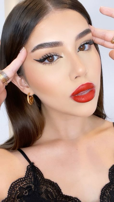 Amanda 🧚🏻‍♀️ on Instagram: “Winged liner and bold red lips ❤️ thank you so much for 1M of you guys on here 🥺 i can’t express how grateful i am for you guys... you…” Retro Makeup Looks, Makeup Wings, Winged Eye, Bold Eye Makeup, Big Lashes, Retro Makeup, Red Lip Makeup, Birthday Makeup, Cat Eye Makeup