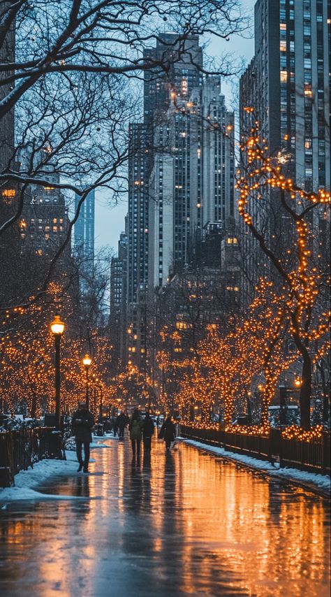 Christmas Backgrounds New York, New York Christmas Photography, New York Neige, Nyc New Years Eve Aesthetic, Christmas In Nyc Wallpaper, Ny Christmas Aesthetic, New York Christmas Aesthetic Wallpaper, Christmas City Wallpaper, Winter In New York Wallpaper