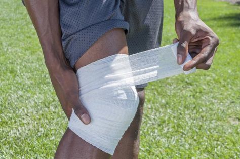 5 Ways to Wrap a Knee for Sports Bad Knee Workout, Weak Knees, Bad Knees, Knee Wraps, Knee Exercises, Sports Injury, Knee Injury, Physical Therapist, Stop Working