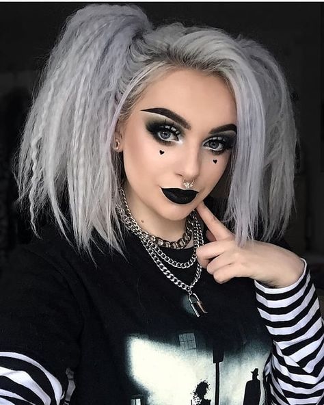 Alternative Upgrade on Instagram: “Sweet but horror is my favourite genre 🖤💀🖤 🔮FOLLOW @altupgrade☠️ 🖤Follow @altupgrade🖤 . . . . . . . . . . Credit @taytailx . #gothgoth…” Rocker Make Up Look, Karneval Make Up, Metal Makeup Looks, Punk Hair Styles, Black Benz, Grunge Vintage Aesthetic, Gothic Make Up, Icy Hair, Blonde Goth