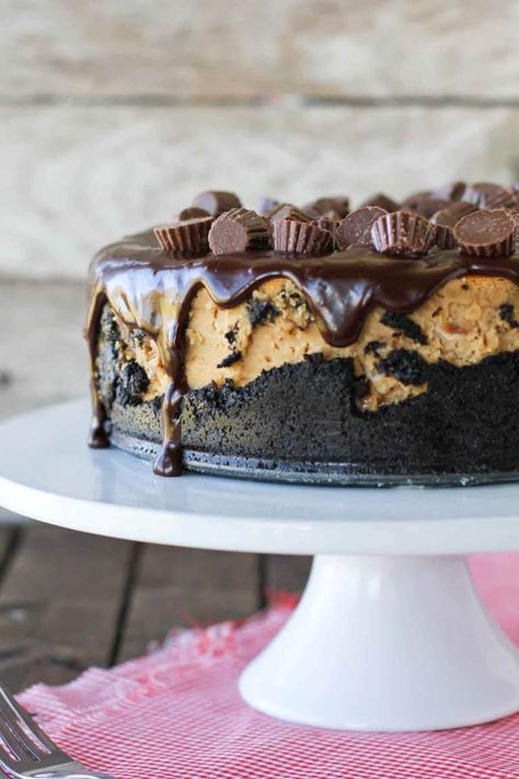 Rich and decadent, this Reese’s Peanut Butter Cheesecake Recipe starts with a cookie crust, is filled with Reese’s Peanut Butter Cups, then topped with a chocolate ganache and even more peanut butter cups. Reese's Peanut Butter Cheesecake, Peanut Butter Cheesecake Recipes, Peanut Butter Cup Cheesecake, Peanut Butter Cheesecake, Peanut Butter Desserts, Reeses Peanut Butter, Peanut Butter Recipes, Yummy Sweets, Food Cakes