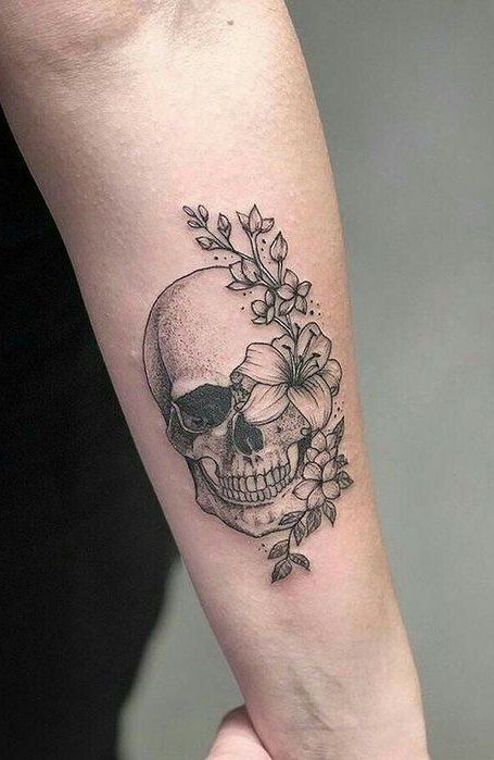 Beautiful Flower Tattoos For Women, Pretty Skull Tattoos, Tattoo Crane, Flower Tattoos For Women, Skull Tattoo Flowers, Tattoo Son, Skull Rose Tattoos, Skull And Flowers, Beautiful Flower Tattoos