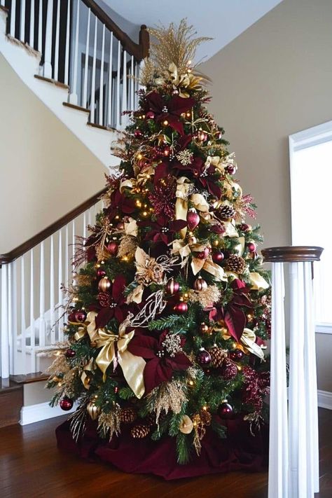 burgundy_christmas_decor (14) Burgundy Tree Decorations, Christmas Tree Elegant Beautiful, Burgundy Christmas Trees, Burgundy Xmas Tree, Christmas Decor Ideas Burgundy, Gold Burgundy Christmas Tree, Pink And Burgundy Christmas Tree, Christmas Tree Burgundy, Luxury Christmas Aesthetic