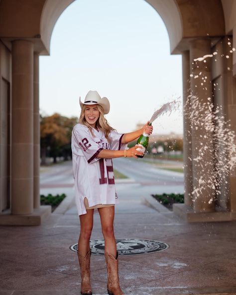 Graduation Pictures Outfits College, Senior Pictures Outfits College, College Ring Pictures, Aggie Senior Pictures Texas A&m, College Announcement Ideas Senior Pictures, Ou Senior Pictures, College Graduation Pictures Texas A&m, College Grad Outfits, Aggie Senior Pictures