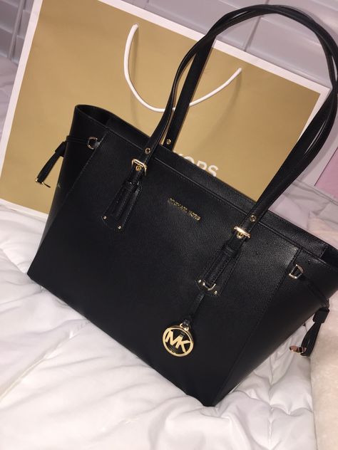 Black Purses And Handbags, Leather Bag Ideas, Women Fashion Aesthetic, Mk Shoulder Bag, Aesthetic Shoulder Bag, Michael Kors Handbags Black, Black School Bags, Luxe Handbags, Cute Luggage