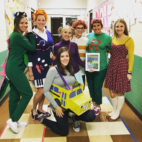 Magic School Bus Family Costume, Magic School Bus Halloween Costumes, Magic School Bus Costume Group, Diy Magic School Bus Costume, Magic School Bus Costume, Magic School Bus Ms Frizzle, Magic School Bus Books, Ms Frizzle, Recycled Costumes