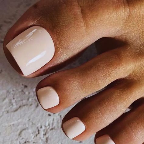 13 Winter Toenail Colors for Dark Skin Tones Perfect for Cold Days - White Nail Color Ideas, Pedicure Fair Skin, Call Toenail Colors, Toe Nail Fall Colors, Old Money Pedicure Ideas, Trendy Toe Nails 2024, Chocolate Brown Pedicure, Neutral Color Pedicure, Beige Toe Nails