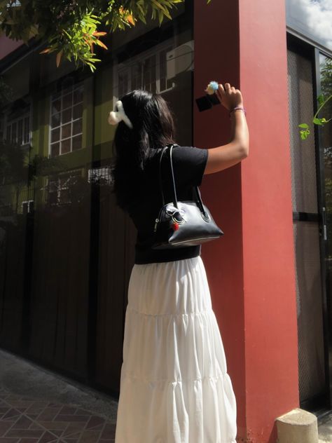 black top + long white skirt + black baguette bag Black Baguette Bag Outfit, Baguette Bag Outfit, Black Baguette Bag, Long White Skirt, White Long Skirt, Bag Outfit, Baguette Bag, White Skirt, White Skirts