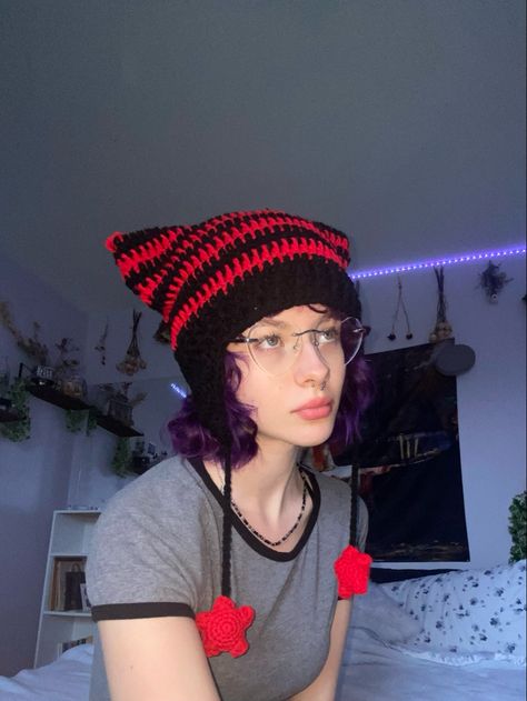 Curly Short Hair Hairstyles, Punk Beanie, Beanie Earflap, Grunge Goth Aesthetic, Photography Poses Ideas, Knitted Star, Curly Short Hair, Indie Punk, Crochet Cat Hat