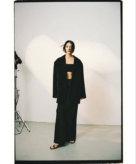 Studio Casual Photoshoot, Minimalist Fashion Shoot, Oversized Black Jacket Outfit, Minimalist Smart Casual, Simple Studio Photoshoot, Blazer And Maxi Skirt, Minimalist Photoshoot, Oversized Black Blazer, Long Skirt Outfit