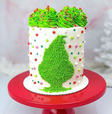 The Grinch Cake Ideas, The Grinch Cake, Grinch Birthday Cake, Grinch Birthday, Grinch Cake, Snowman Treats, Baking Decor, Grinch Party, Christmas Baking Recipes