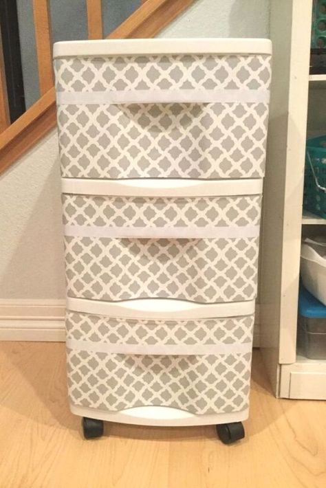 Who doesn't love plastic drawers? they are great for organization and have many uses. But usually they are very ugly and look cheap. Check out this makeover idea and improve your home decor. #diy #plasticdrawers #makeover Homeschool Storage, Plastic Drawer Makeover, Diy Organize, Dream Workshop, Chest Of Drawers Makeover, Upcycle Chair, Upcycle Storage, Cleaning Diy, House Organization