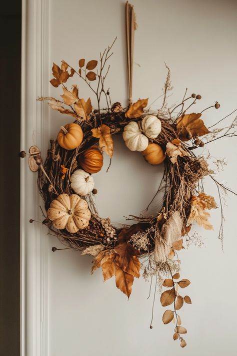 Elegant wreath with small pumpkins and dried leaves for Simple Fall Fireplace Decor. Perfect for cozy and neutral fall indoor home decor. Autumn Indoor Decorations, Chic Autumn Decor, Autumn Garden Decor, Fall Basket Decor Ideas, Autumn Decor Inspiration, Beige Fall Decor, Autumn Pumpkin Decor, Vintage Fall Wreath, Earthy Fall Decor