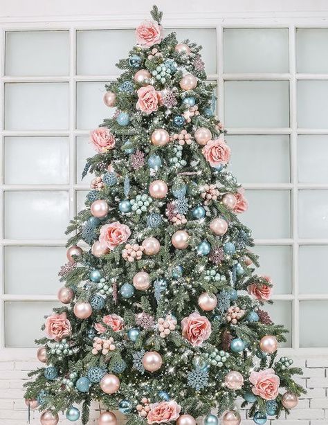 a sophisticated Christmas tree with pastel blue and pink ornaments, blue and pink beads, lights and pink roses is amazing Pink Christmas Tree Decorations, Floral Christmas Tree, Christmas Tree Inspo, Christmas Tree Decorating Themes, Deco Rose, Blue Christmas Tree, Pink Ornament, Creative Christmas Trees, Pink Christmas Decorations