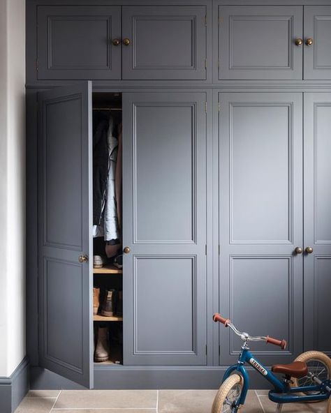 Hill Farm Furniture on Instagram: "Happy Thursday 🤍 exciting morning ahead with @twobearsstudio.uk 📷 . . . #hillfarmbootrooms #storageideas #bootroominspo #bootroomdesign #darkleadcolour #bootroomsofinstagram #bespokefurniture" Wardrobe Design Ideas, Fitted Wardrobes Bedroom, Mudroom Remodel, Vastu House, Bedroom Built In Wardrobe, Entryway Closet, Fitted Bedrooms, Mudroom Design, Wardrobe Design Bedroom