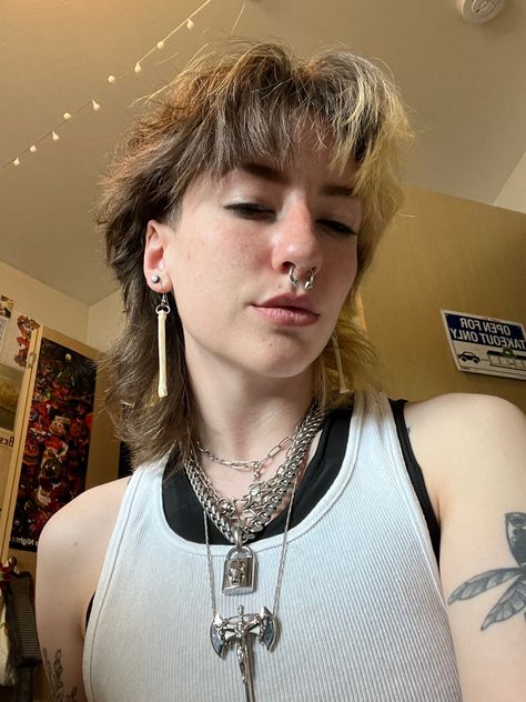 Mullet With Bangs And Shaved Sides, Woman With Mullet, Short Mullet Curtain Bangs, Queer Wolfcut, Woman Mullet Long, Masc Mullet Women, Gender Neutral Mullet, Queer Mullet Shaved Sides, Mullet With Side Bangs