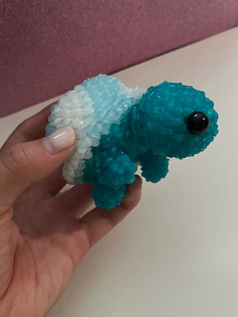 Rainbow Loom Loomigurumi Turtle Rainbow Loom Crochet, Rainbow Loom Animals Tutorials, Rainbow Loom Ideas, Rainbow Loom Disney, Loom Band Animals, Rainbow Loom Loomigurumi, Rainbow Loom Characters, Rainbow Loom Animals, Loom Animals