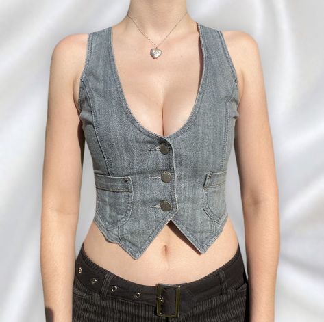 Y2K 2000s Mini Light Wash Denim Waistcoat / Vest With Pockets #y2k #y2kfashion #2000s #2000sfashion #vest #depop Woman’s Waistcoat, Waist Coat Top For Women, Y2k Vest Top, Jean Vest Pattern, Vest As A Top, Diy Vest Top, Denim Vest Diy, Diy Waistcoat, Denim Waistcoat Outfit