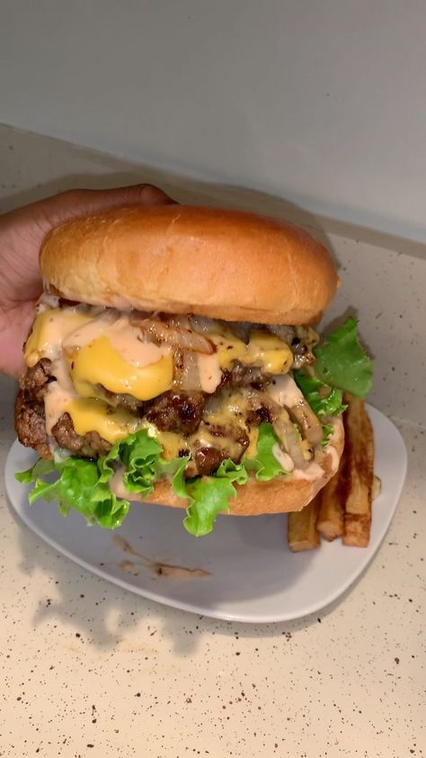 enticingcuisines_ on Instagram: Double cheeseburgers are for Saturday nights🔥🔥 Yes I put barbecue sauce & EXTRA onions in my burgers😋 #enticingcuisines #foodie #burgers… Double Cheeseburgers, Homemade Burger, Onion Burger, Food Burger, Double Cheeseburger, Soul Food Dinner, Night Food, Food Crush, Food Babe