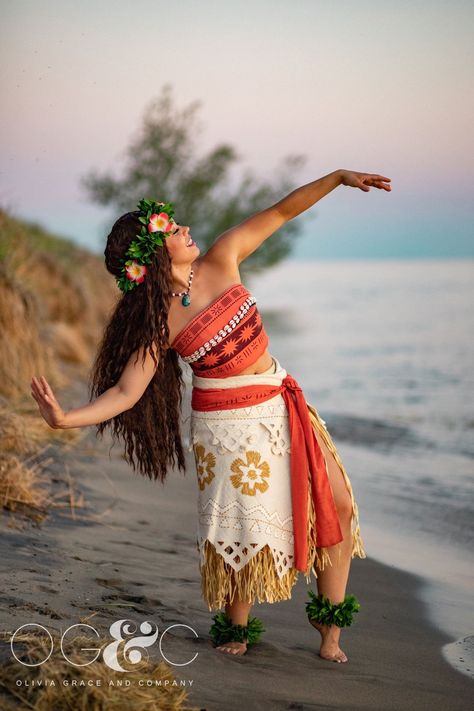 Aesthetic Moana, Moana Halloween Costume, Moana Cosplay, Maui Moana, Disney Silhouette Art, Moana Maui, Rapunzel Costume, Character Cosplay, Champagne Evening Dress