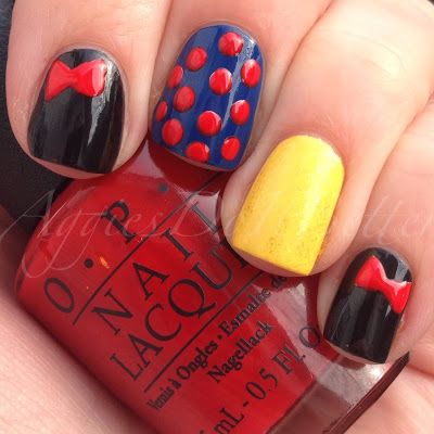 Snow White nails by Aggies Do It Better Snow White Nails, Disney Nail Designs, Disney Inspired Nails, Disney Snow White, Nail Art Disney, Disney Nails, Dipped Nails, Fabulous Nails, Cute Nail Designs