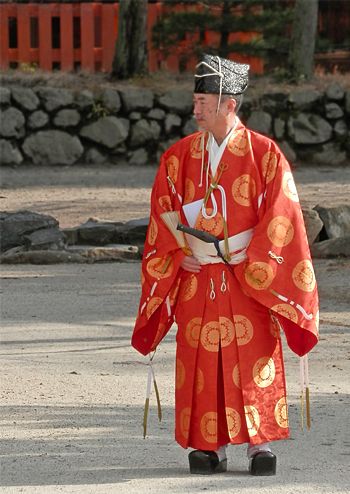 Muromachi-era costume "suou". kyoto japan. Samurai Clothing, Muromachi Period, Japanese Costume, Pokemon Gijinka, Heian Period, Turning Japanese, Period Outfit, Kamakura, Period Costumes