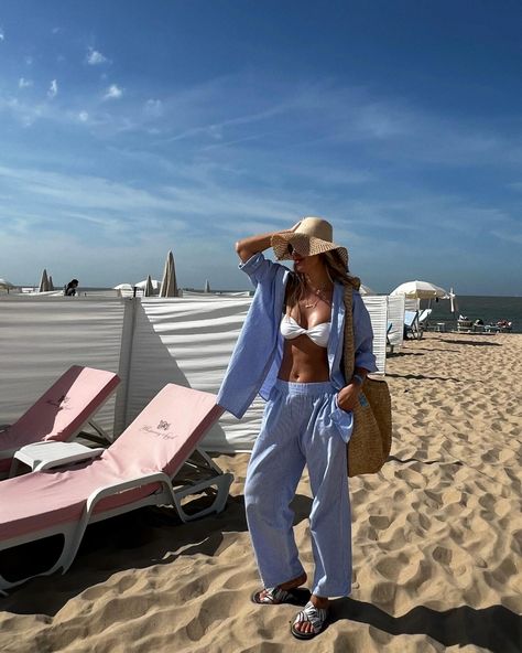 A day at the beach 🩵 I love heading to Knokke beach on these sunny days in Belgium. The beach setup is incredible—comfy beach clubs, seaside drinks, all in a chic atmosphere. The perfect way to gather friends and make beautiful summer memories 🫶🏼 #knokke #knokkeheistgram #BeachLife #knokkeheist #SummerVibes #knokkebeach #BeachTime #TravelGram #BeachDays Beach Setup, Strand Outfit, Beach Clubs, Summer Memories, Day At The Beach, Beach Time, Beautiful Summer, Beach Club, Beach Life