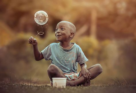 neighbor-children-photography-adrian-mcdonald-05 얼굴 드로잉, Play Vehicles, Novelty Toys, Soap Bubbles, Jolie Photo, People Of The World, 인물 사진, On The Ground, Happy People