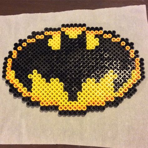 Batman Pearl Beads, Perler Bead Patterns Album Covers, Batman Perler Bead Patterns, Batman Perler Beads, Perler Bead Pokemon Patterns, Diy Batman, Bead Things, Melty Bead Designs, Hamma Beads Ideas