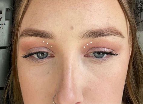 Makeup Dots Eye, Four White Dots Makeup, Eye Makeup White Dots, Eyeliner Dots Style, Makeup With White Dots, Dots Around Eyes Makeup, White Eyeliner Pencil Looks, White Dot Makeup Eyes, Brown And White Eyeliner