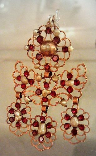 Gold, Pearl And Garnet Pendant - English c.19th Century Birmingham Jewellery Quarter Museum Jewelry Making Pearls, Opal Jewelry Necklace, Birmingham Jewellery Quarter, Necklace Drawing, Jewelry Photos, Garnet Birthstone, Raw Stone Jewelry, Ancient Jewellery, Chain Maille