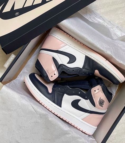 Air Jordan Bubble Gum, Jordan 1 Atmosphere, Nike Fits, Matching Fits, Trendy Shoes Sneakers, Jordan Shoes Girls, Cheryl Blossom, Jordan 1 High Og, Cute Nike Shoes