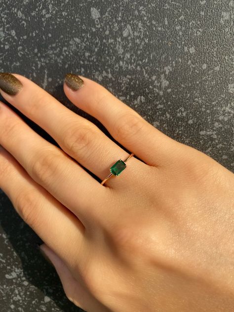 Emerald Ring Simple, Rose Gold Emerald Ring, Minimal Engagement Ring, Gold Initial Ring, Emerald Ring Vintage, Ring Minimal, May Birthstone Rings, Dainty Engagement Rings, Timeless Ring