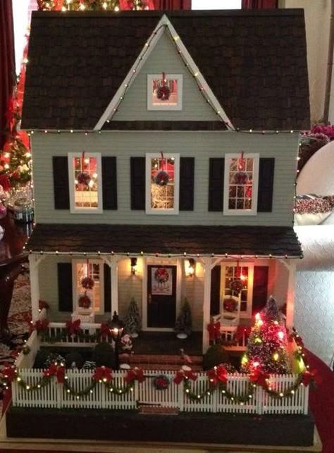 Vermont Farmhouse Decorated for Christmas Doll House Decorating Ideas, House Decorating Ideas, Dollhouse Christmas, Mini Doll House, Dollhouse Projects, Glitter Houses, Victorian Dollhouse, House Decorating, Christmas Villages