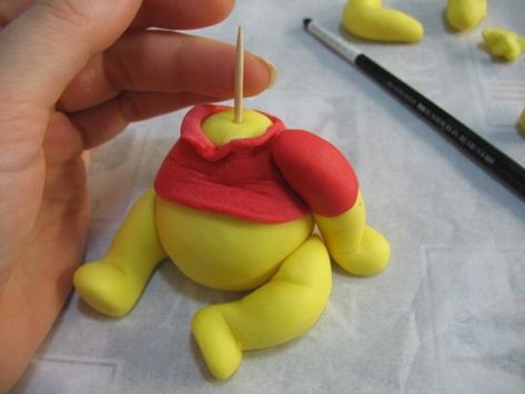 Dears, take your big boots today because your childhood is coming back with a nice figurine! Use this polymer clay Winnie the Pooh tutorial to... Clay Winnie The Pooh, Winie The Pooh, Polymer Clay Fish, Big Boots, Fimo Diy, Polymer Clay Tutorials, Winnie The Pooh Cake, Diy Polymer Clay, Canes Decor