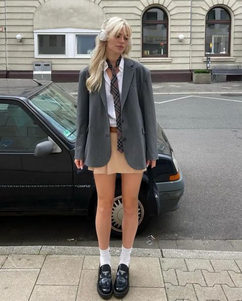 Tennis Skirt And Sweatshirt, Preppy Work Outfit, Preppy Style Outfits, Work Outfits Ideas, Preppy Aesthetic Outfits, Preppy Wardrobe, Upcoming Fashion Trends, Outfit Preppy, Preppy Spring