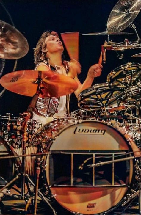 Drums Wallpaper, Alex Van Halen, Drums Art, Drum Music, Classic Rock And Roll, Greatest Rock Bands, Rock And Roll Bands, British Invasion, Eddie Van Halen