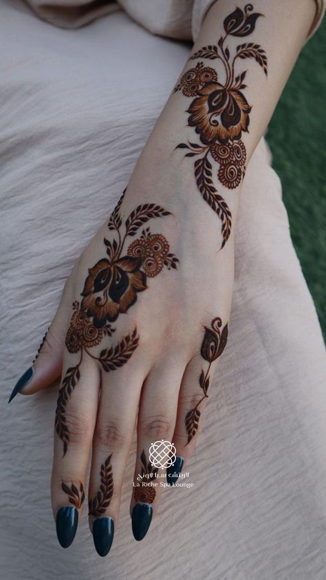 Hina Design, Easy Mehandi, Kashee's Mehndi Designs, Khafif Mehndi, Traditional Mehndi, Beautiful Simple Mehndi Design, Simple Mehendi, Leg Henna, Floral Henna