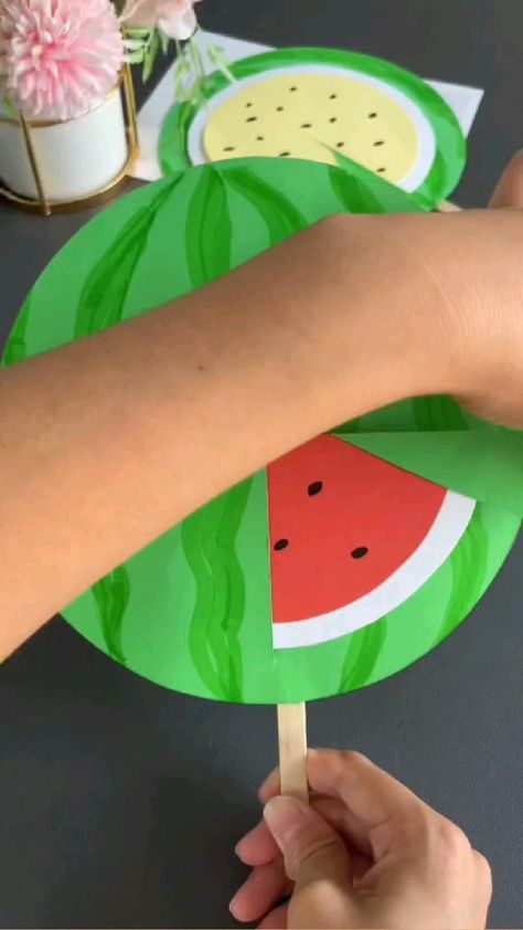 Let's make a watermelon fan that children like and can rotate! em 2022 | Aulas de arte para crianças, Artesanato educacional, Atividades de arte para crianças Watermelon Fan, Preschool Arts And Crafts, Hand Crafts For Kids, Preschool Art Activities, Handmade Paper Crafts, Paper Craft Diy Projects, Diy Paper Crafts Decoration, Diy Crafts For Kids Easy, Art Activities For Kids