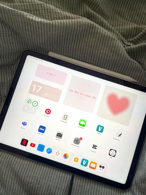 Minimalist Ipad Layout, Ipad Pro Widget Aesthetic, Ipad Mini Aesthetic Homescreen, Ipad Aesthetic Organization Homescreen, Ipad Ios 17, Ios 17 Ipad, Ipad Set Up Ideas Homescreen, Ipad Backgrounds Aesthetic, Ipad Setup Aesthetic