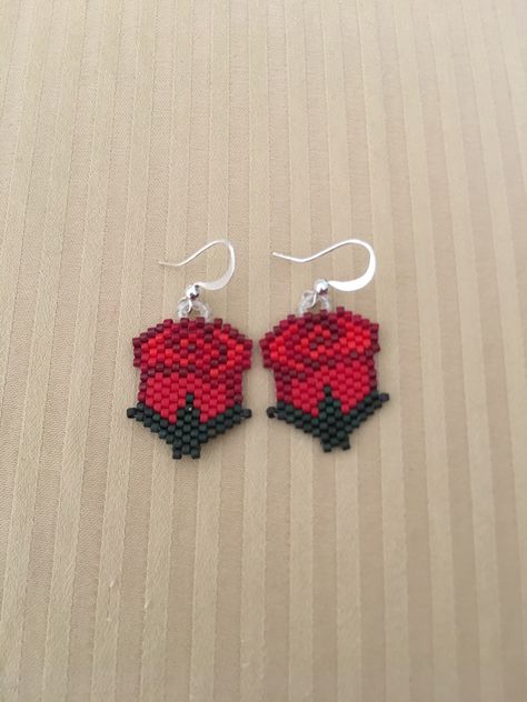 Brick stitch rose earrings with delicas Rose Bead Pattern, Rose Beaded Earrings, Beaded Rose Earrings, Brick Stitch Disney, Brick Stitch Earrings Pattern, Miyuki Beads Pattern, Stitch Earrings, Seed Bead Crafts, Native Beading Patterns