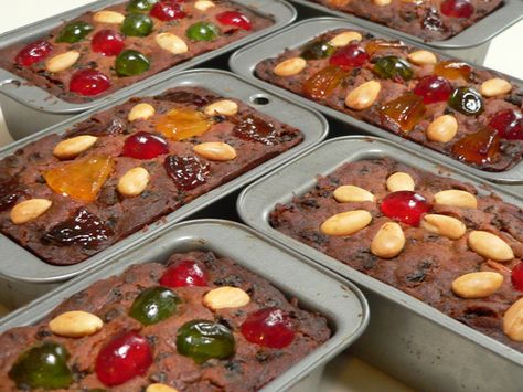 Mini christmas cakes Holiday Fruit Cake, Best Fruit Cake Recipe, Boiled Fruit Cake, Fruit Cake Recipe Christmas, Mini Loaf Cakes, Mini Christmas Cakes, Mini Loaves, Fruit Cake Christmas, Cake Mini