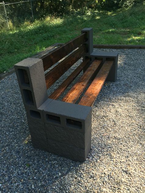 Diy bench Cinder Block Furniture, Cheap Fire Pit, Garden Furniture Design, Cinder Blocks, Backyard Seating, Outdoor Furniture Design, Diy Garden Furniture, Backyard Diy Projects, Backyard Fire