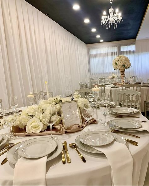 Nikkah Table Decor, Small Islamic Wedding, Nikkah Hall Decoration, Islamic Wedding Decoration, Small Muslim Wedding, Nikkah Inspo Decor, Arab Wedding Decor, Arab Engagement Party, Muslim Wedding Aesthetic