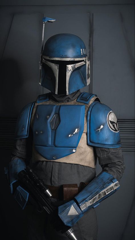 Mandalorian Helmet Designs, Starwars Armor, Mandalorian Characters, Mando Cosplay, Custom Mandalorian, Mando Helmet, Mandalorian Armour, Star Wars Characters Poster, Mandalorian Costume